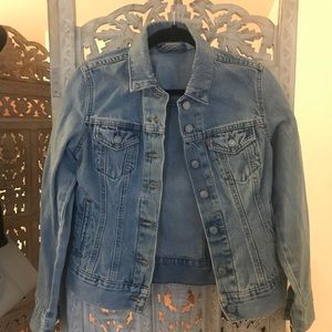 Levi’s Jean Jacket / Light Denim